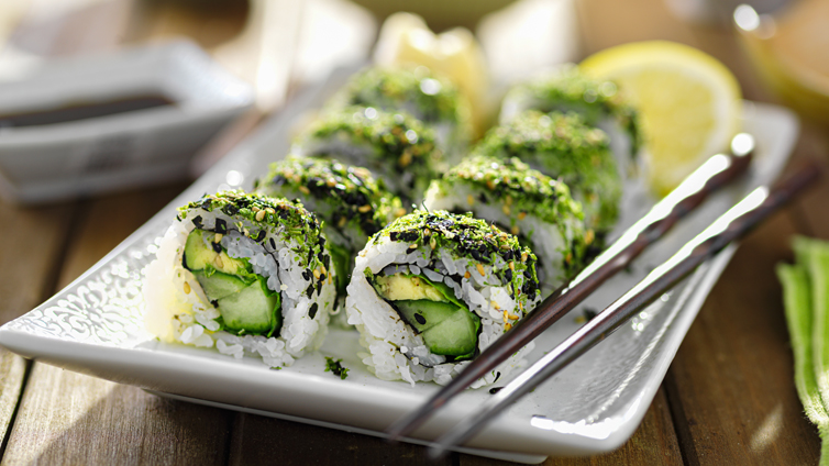 Vegetarisches Sushi mit Gurke und Avocado