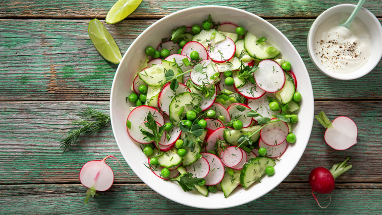 Radieschen-Salat mit Gurken und Erbsen