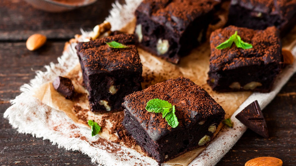 Brownies als Kuchen: Der Brownie Kuchen auf einem Tuch.