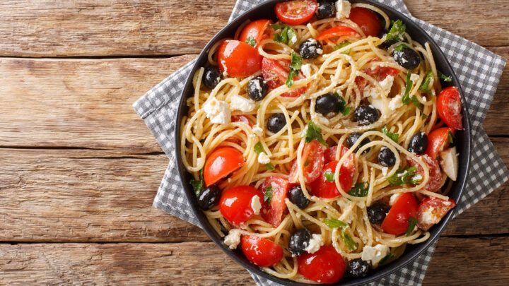 Spaghetti-Salat: Rezept mit Oliven und Feta • Koch-Mit