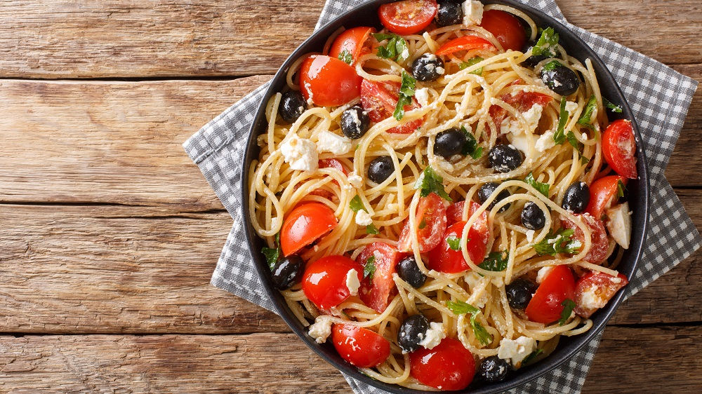 Spaghetti-Salat mit Tomaten in Schale