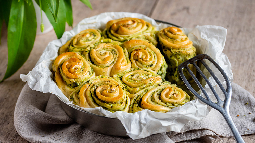 Hefeschnecken | Herzhaft mit Kräuter-Käse-Füllung • Koch-Mit