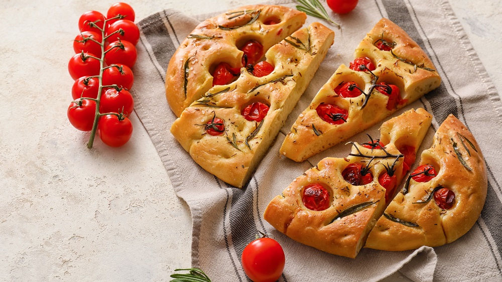 Focaccia Barese in Stücke geschnitten