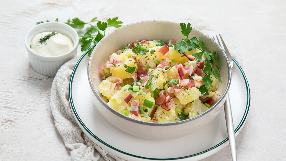 Bayrischer Kartoffelsalat in einer Schüssel.