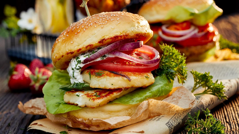 Halloumi-Burger auf Papier.