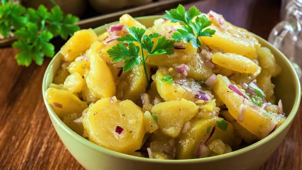 Kartoffelsalat ohne Mayo in einer Schüssel.