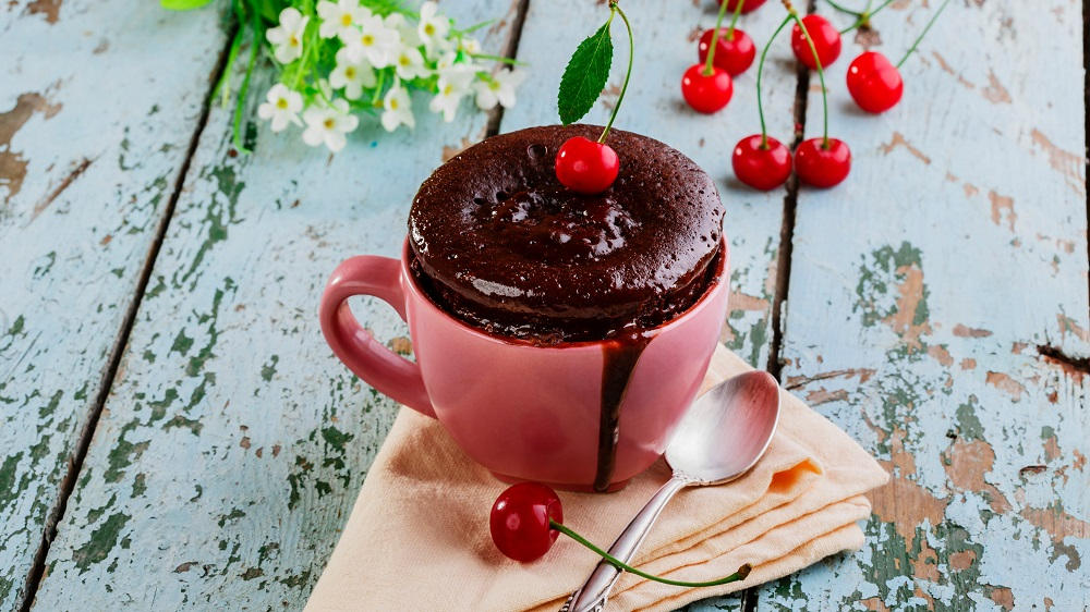 Tassenkuchen ohne Ei in einer Tasse.