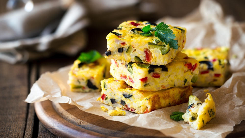 Zucchini-Frittata in Stücke geschnitten.