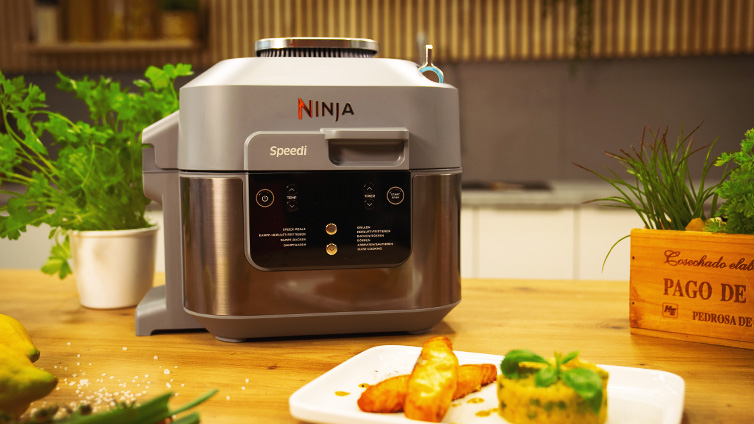 Ninja Speedi Heißluftfritteuse auf einer Küchentheke.