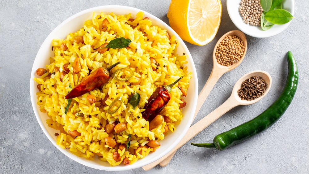 Curry Reis mit Zutaten in einer Schüssel.