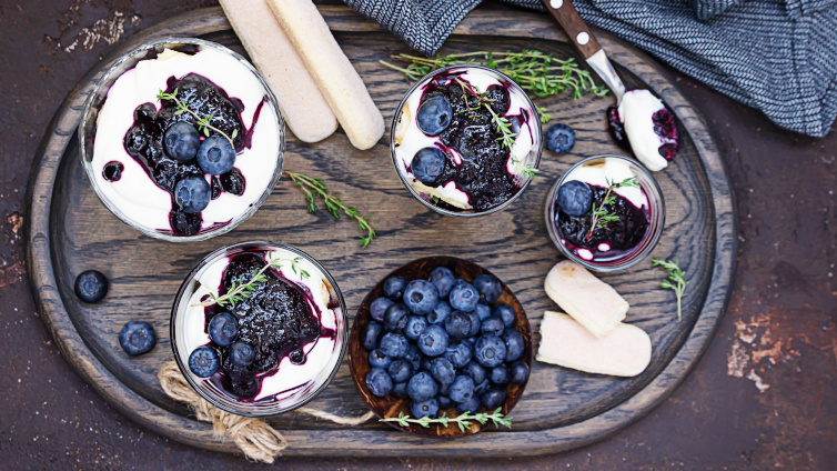 Mascarpone-Creme mit Blaubeeren in Dessert-Gläsern angerichtet.