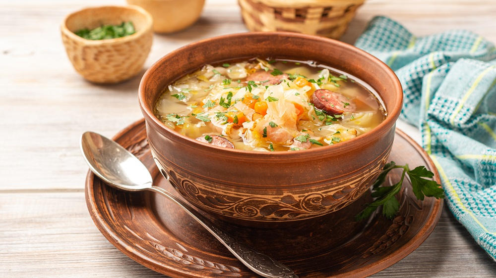 Sauerkraut Eintopf in einer Schale mit Löffel.