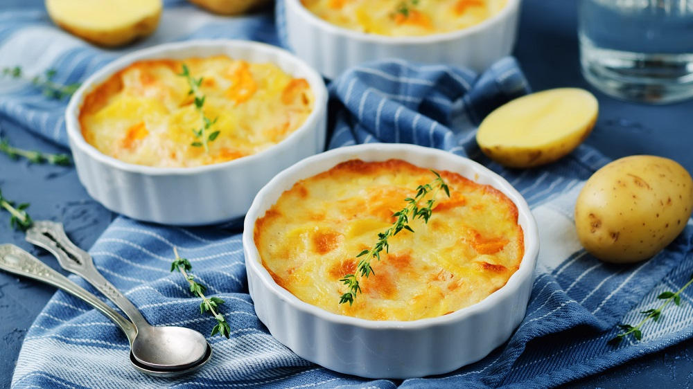 Kartoffel-Kürbis-Gratin in kleinen Auflaufformen.