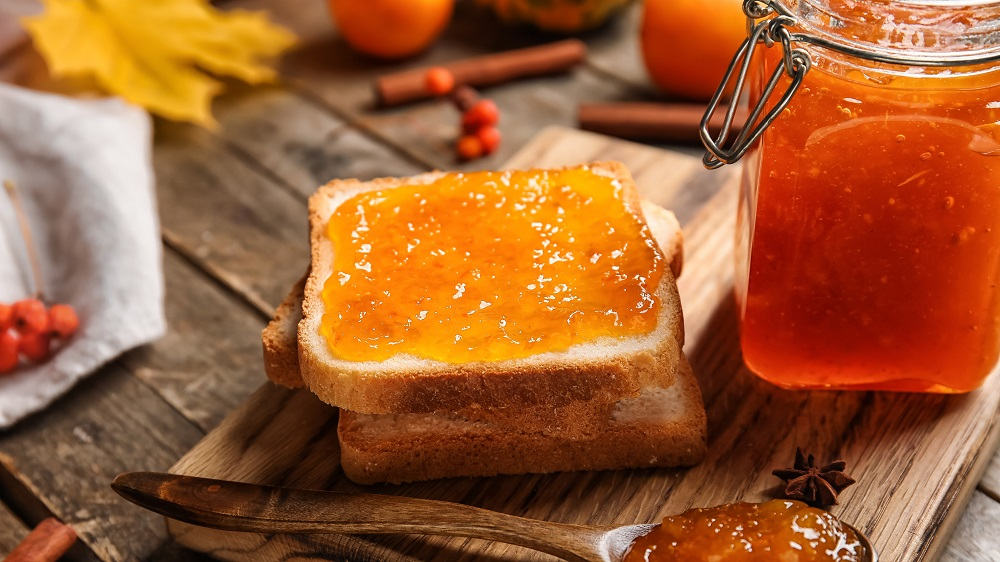 Kürbismarmelade im Glas und auf Toast.