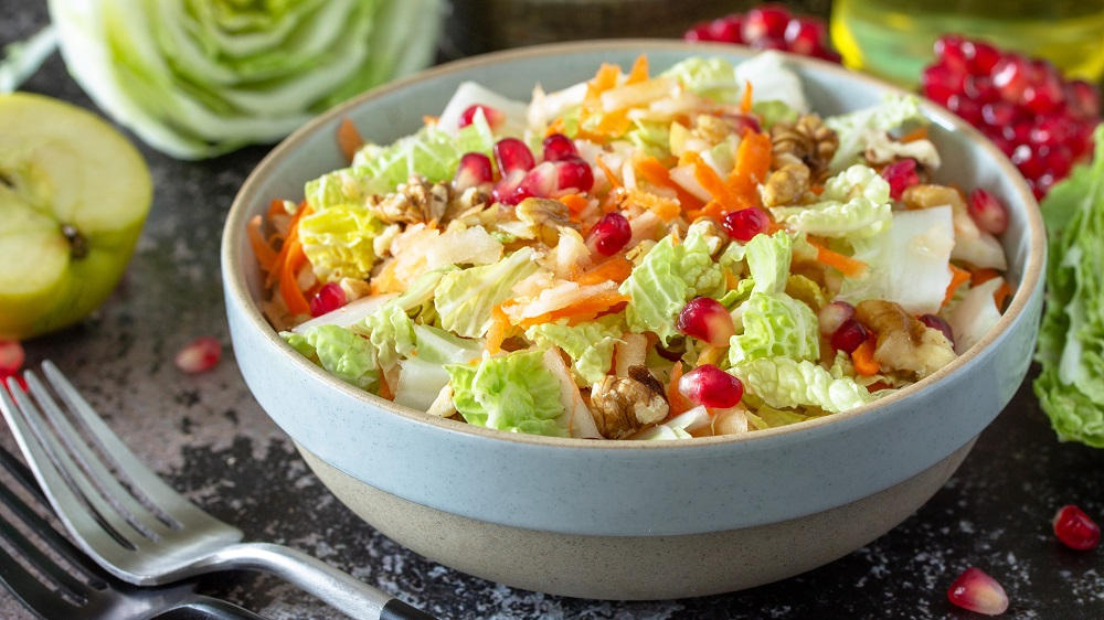 Chinakohl-Salat in einer Schüssel mit Zutaten.