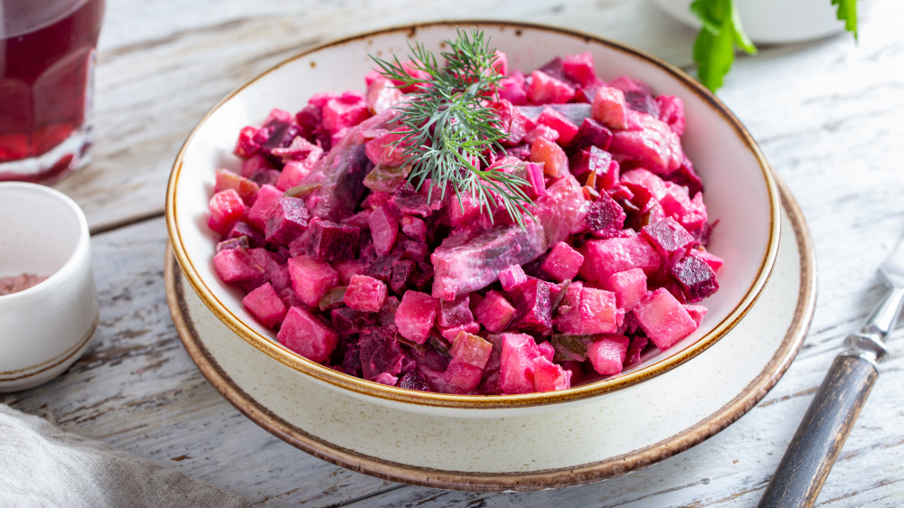 Roter Heringssalat mit Roter Bete, Apfel und Hering.