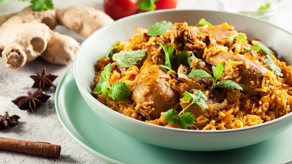 Biryani Hühnchen in einer Schüssel.