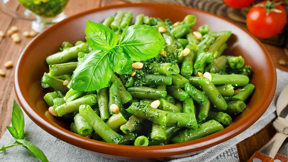 Bohnensalat mit Kräutern in einer Schüssel.