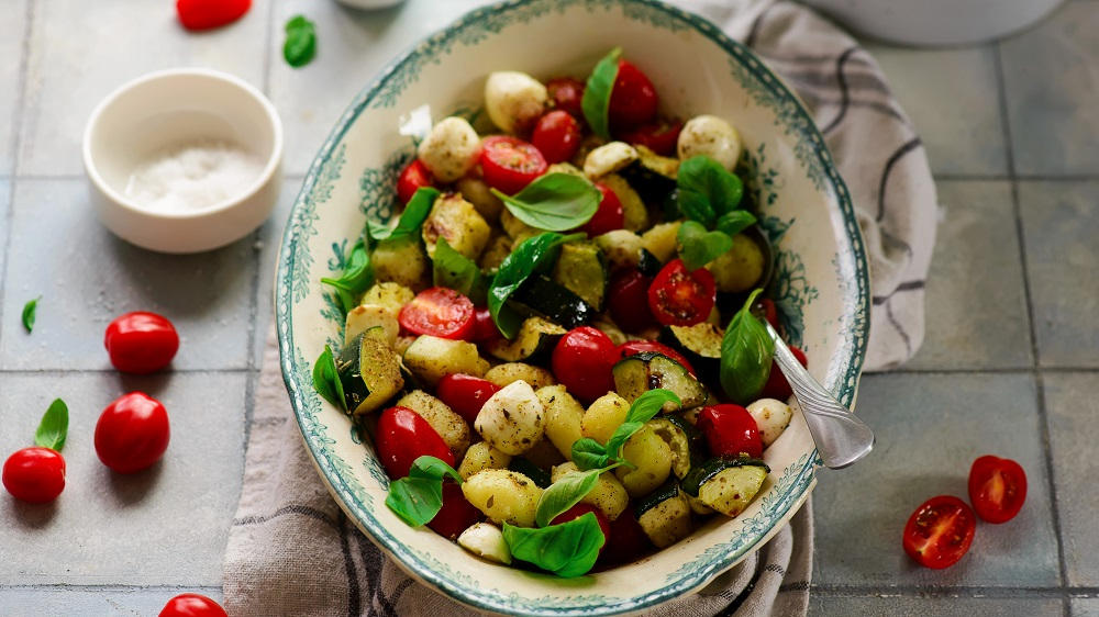 Gnocchi Salat mit Tomaten, Mozzarella und Basilikum.