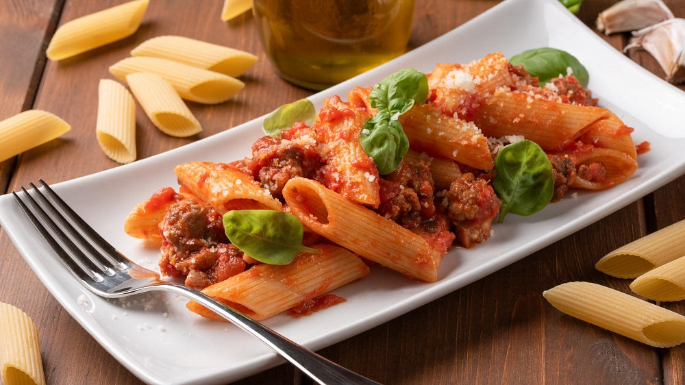 Salsiccia-Pasta auf einem Teller mit einer Gabel.