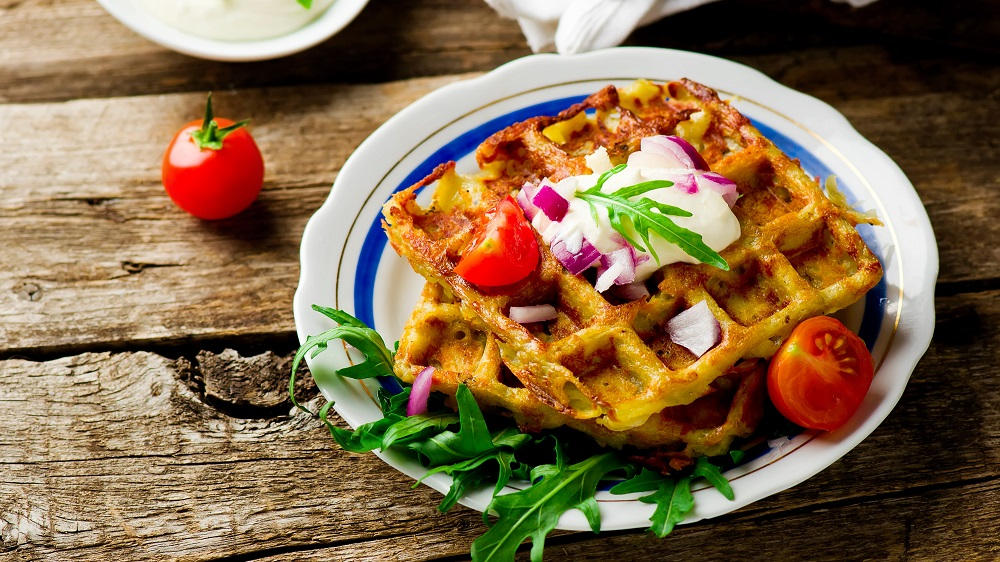 Kartoffelwaffeln mit Salat auf einem Teller.