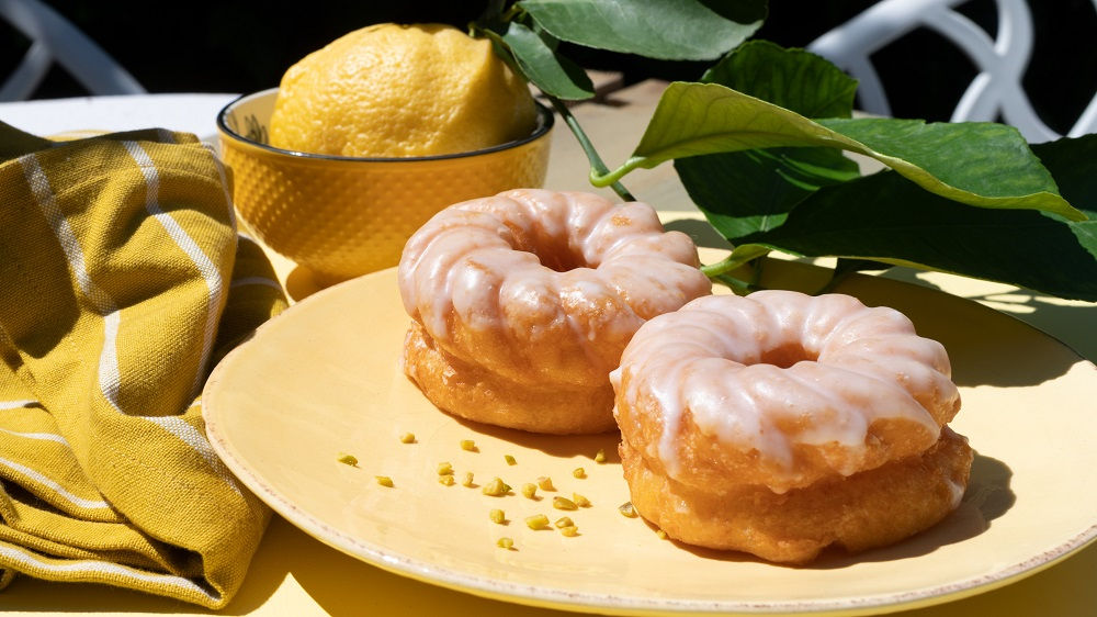 Spritzkuchen auf einem Teller.