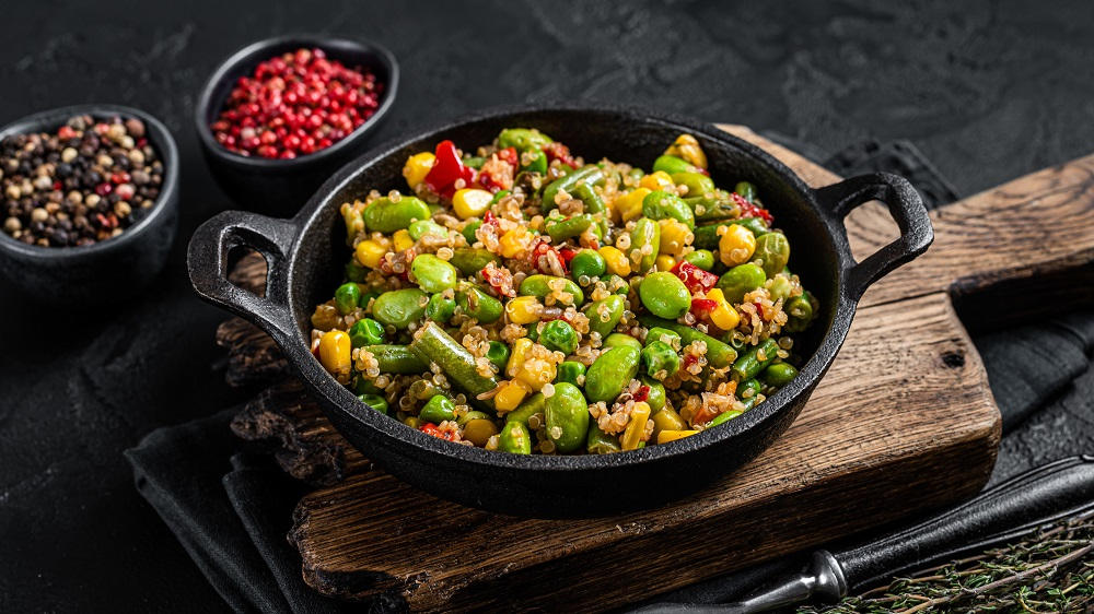 Quinoa-Pfanne auf einem Holzbrett.