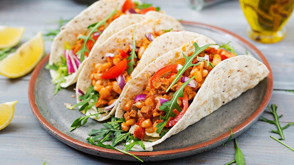 Taco Shells mit Zutaten auf einem Teller.