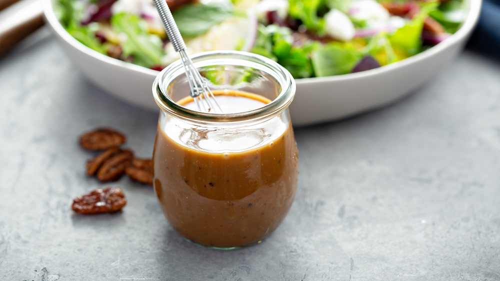 Balsamico-Dressing in einem Glas.