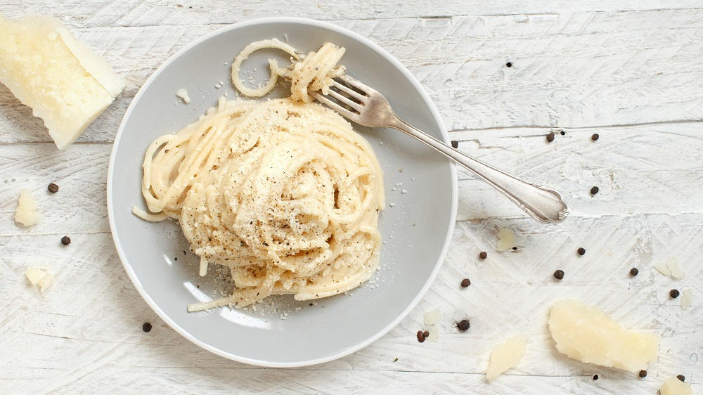 Cacio e Pepe mit Spaghetti auf einem Teller.