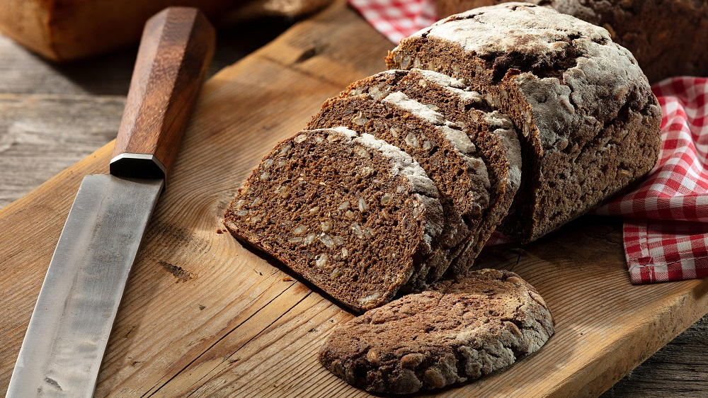 Schwarzbrot auf einem Schneidebrett.