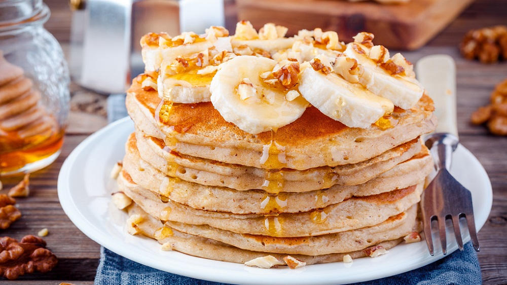 Vegane Pfannkuchen mit Toppings auf einem Teller.