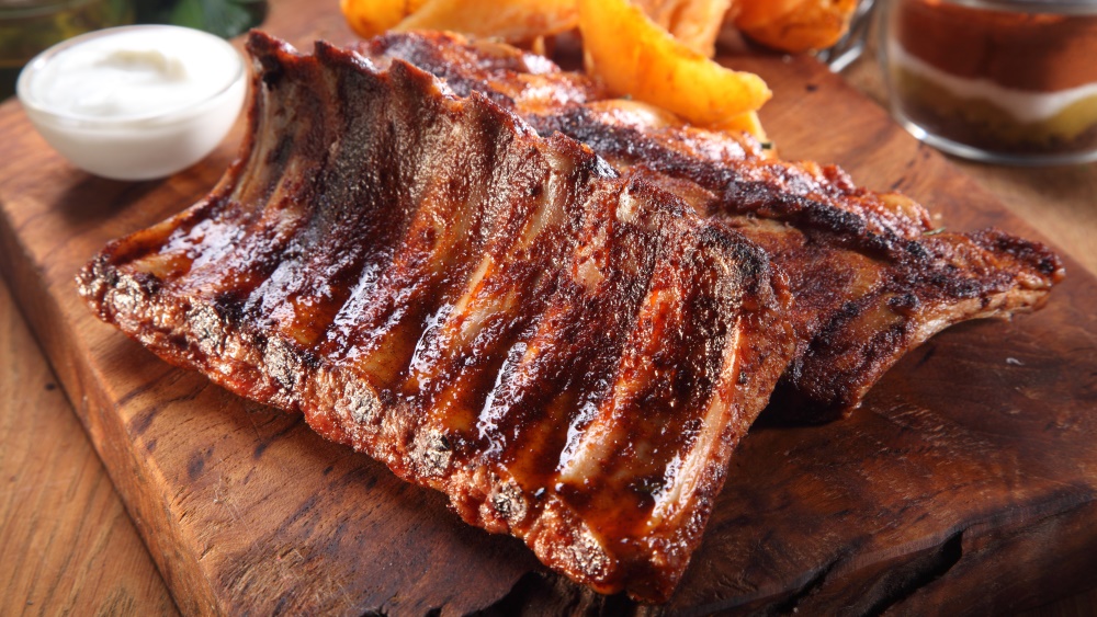 Spareribs mit Soße auf deinem Holzbrett.