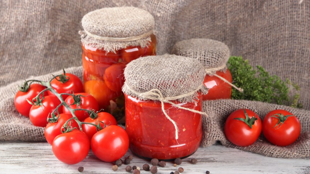 Tomaten einkochen in verschiedenen Gläsern.