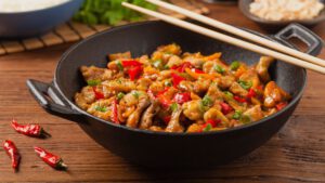 Wok-Pfanne mit Hühnchen und Paprika.