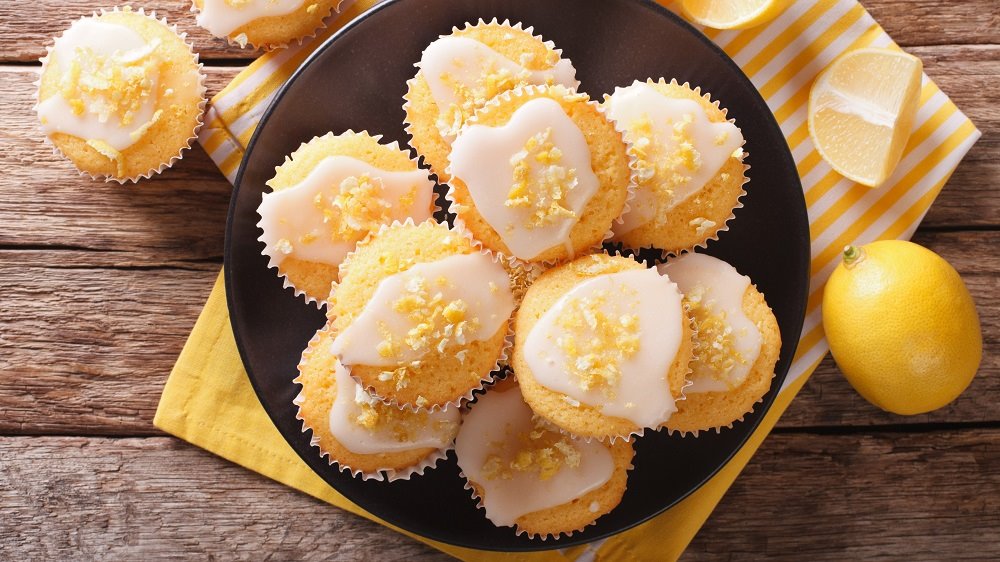 Zitronen-Muffins auf einem Teller.