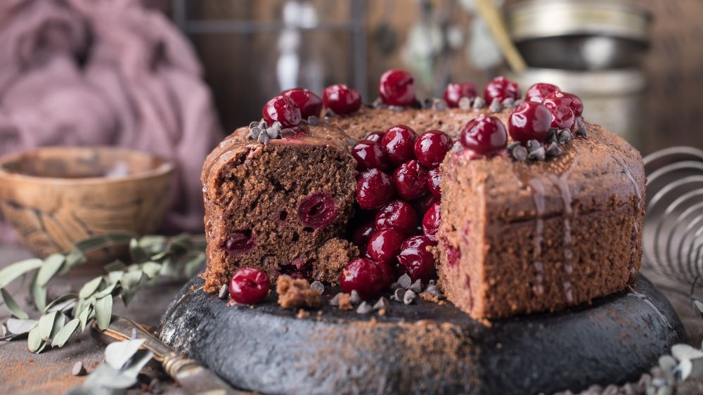 Schoko-Kirsch-Kuchen auf einem Brett.