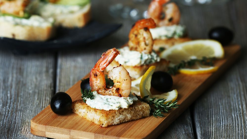 Canapes auf einem Holzbrett.